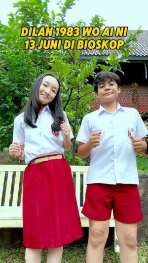 Malea Emma Tjandrawidjaja Instagram - Disela sela kesibukan syuting waktu itu, Mei Lien iseng banget ngajak si Dilan ikutan trend ginian 😆

Apa kebalik? 😂

Film #𝐃𝐈𝐋𝐀𝐍𝟏𝟗𝟖𝟑𝐖𝐎𝐀𝐈𝐍𝐈 💛
Tayang 𝟏𝟑 𝐉𝐔𝐍𝐈 𝐃𝐈 𝐁𝐈𝐎𝐒𝐊𝐎𝐏! 🎬