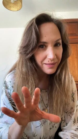 Malena Solda Instagram - 400 años de las obras completas de Shakespeare y tengo lista una masterclass, ¡que ni te la imaginas! 🥳 
La cita es es el 7/10/23 a las 10hrs, por ZOOM. Link en mi bio! #williamshakespeare
