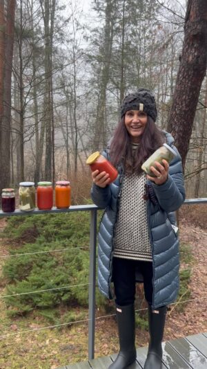 Małgorzata Pieczyńska Instagram - W mojej wiejskiej piwniczce pełno przetworów. Zamknięte w słoikach zupy gotowane z sierpniowych pomidorów, ogórki kiszone, zupy z dyni i masa innych smakołyków. Namawiam was do gotowania👍😜 to nie musi być skomplikowane żeby było pyszne❤️🌞👍 A co znajduje się w waszych spiżarniach?

#przepis #wieś #przetwory #przetworydomowe #spiżarnia #dom #gotowanie #letnisko #przepiskulinarny #kuchnia
