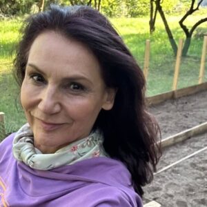 Małgorzata Pieczyńska Instagram - Kwiatowy warzywnik podoba się nie tylko mi ale i sarnom .🦌Siatka trochę utrudni im degustację mojej sałaty 🥬kartony pomogą utrzymać wilgoć w ziemi 💦🚰a ścieżka ułatwi pielenie .🪮

#ogródwiosną #ogrodoweinspiracje #warzywnik #ogródkwiatowy