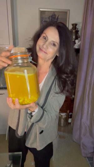 Małgorzata Pieczyńska Instagram - Jak przygotować prozdrowotny zajzajer? 🤔 Proporcje: dajemy tyle soku z cytryny ile miodu i tyle samo spirytusu. Mikstura 😜 nie powinna być słabsza. Żeby była mocniejsza po prostu można dać więcej alkoholu. Dużo imbiru w plasterkach i świeżej kurkumy. Opcjonalnie skórka z cytryny (jeśli jest eko i niewoskowana)🍋. Wstrząsać miksturę jak najczęściej. Jak się to już znudzi np. po tygodniu, zostawić na tydzień do sklarowania. Zlewać ostrożnie klarowną miksturę do butelek. Na dnie słoja będzie mętna, miodowa, ale też zdrowa i pyszna. 🍯 Wszystkie resztki można użyć do zimowej herbaty, takiej z pomarańczą, goździkami i cynamonem. 🫖 Mikstura ma działanie przeciwzapalne ,bakteriobójcze i odkażające. Rozgrzewa i poprawia humor 😜👍Oczywiście dla dzieci super jest wersja bezalkoholowa, można dodać do niej czosnek. 🧄

#mikstura #nazdrowie #zdrowotnie #odporność #choroba #chorowanie #przepis #gotowanie #przepisy #przepiskulinarny #obiad #gotowanie