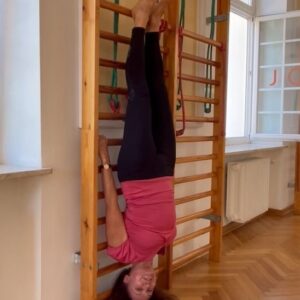 Małgorzata Pieczyńska Instagram - Mój kręgosłup bardzo lubi pozycje odwrócone, wydłuża się wtedy i odpoczywa. Pomagają mi one też w skupieniu i koncentracji🤸🙏. Jak zawsze gorąco zachęcam was do praktykowania. Ćwiczcie kochani ♥️🤸

#joginka #joganafoksal #jogafoksalvod #iyengaryoga #jogakregoslupa #jogawarszawa #yogacommunity