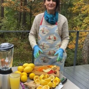 Małgorzata Pieczyńska Instagram - W zimne dni najlepiej rozgrzać się gorącym pomarańczowym naparem z imbirem i goździkami z dowolnymi ziołami 🫚🍊🌱. A " zajzajer indonezyjski" z cytryny, kurkumy imbiru i papryczki wzmocni naszą odporność 🫚🍊🍋💪