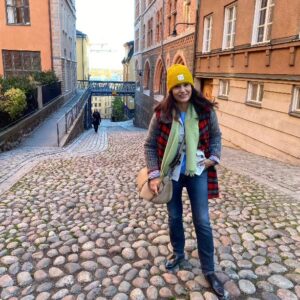 Małgorzata Pieczyńska Instagram - Uwielbiam tu spacerować ♥️. Co za miasto! Oryginalna 17-18-nastowieczna zabudowa❤️👍 Wszędzie woda! Do ratusza podpływa się łodzią😜 Sztokholm ❤️🛶⛴️🛳️🛥️⚓️

#sztokholm #milegodnia😘