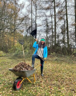 Małgorzata Pieczyńska Instagram - Nie ma to jak porządki w sadzie😜,w trawie sporo maślaków i kań. Wpadł też Kominiarz👍

#nawsi #porządkiwogrodzie #ogrodoweinspiracje
