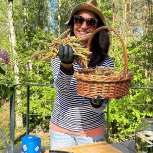 Małgorzata Pieczyńska Instagram - W tym roku przyroda po prostu wybuchła, sosny wypuściły pędy dwa tygodnie wcześniej niż zwykle, wszystko kwitnie wcześniej. Już czekam na róże 🌹 i czarny bez 🌿💚

#syropzsosny #pędysosny #domoweprzetwory #ogorkimalosolne #kiszonki #zdroweprzepisy