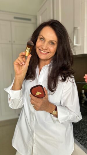 Małgorzata Pieczyńska Instagram - Współpraca reklamowa z marką @bikormakeup 

Odkrycie Ziemi Egipskiej od marki @bikormakeup nie tylko zmieniło moje podejście do makijażu, ale stało się kluczowym elementem mojego codziennego rytuału piękna. 🌿✨ Dziś mam przyjemność podzielić się z Wami sekretem, który odkryłam dzięki temu ponadczasowemu kosmetykowi, uwielbianemu nie tylko przez matki i córki, ale także przez profesjonalistki z branży beauty, z którymi współpracuję na co dzień. Ten kultowy kosmetyk to więcej niż tylko makijaż – to także pielęgnacja.🧖🏻‍♀️ Wypiekany krem o uniwersalnym odcieniu perfekcyjnie dopasowuje się do każdej karnacji, harmonijnie łącząc zimne i ciepłe tony. Jedna warstwa i moja skóra odzyskuje zdrowy, promienny wygląd. ✨Co wyróżnia Ziemię Egipską, to możliwość stopniowania odcienia dla subtelnego, ale wyraźnego efektu, który podkreśla naturalne piękno każdej z nas. Bikor, obecny na rynku od ponad 30 lat, inspiruje kobiety na całym świecie🌍, oferując produkty, które są synonimem jakości i innowacji w dziedzinie makijażu. Cały dzisiejszy makijaż został wykonany kosmetykami Bikor, pokazując ich wszechstronność i jakość. W tym szczególnym czasie, z okazji Dnia Kobiet, Bikor ma dla Was wyjątkową niespodziankę - specjalny kod rabatowy. 15% zniżki na cały asortyment na hasło Malgorzata, dzięki któremu możecie dołączyć do grona zadowolonych użytkowniczek tych kultowych kosmetyków. 🥰 Czy znacie już markę Bikor? Jeśli jeszcze nie, ten kod jest właśnie dla Was. Świętujmy razem Dzień Kobiet, celebrując piękno i dobrostan na każdym kroku. 🌸💖 

 #reklama #Bikor #ZiemiaEgipska #KultowyKosmetyk #Pielęgnacja #Makijaż #DzieńKobiet #NaturalnePiękno #Bronzer #CałyMakijażBikor