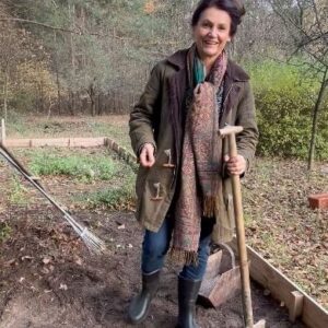 Małgorzata Pieczyńska Instagram - Popiół ze spalania drewna w kominku jest źródłem wielu mikroelementów i wapnia. Nie nadaje się pod rododendrony i inne rośliny kwaśnolubne . W moim leśnym ogrodzie wspaniale alkalizuje ziemię a na dodatek nie lubią go ślimaki i inne pasożyty 🌲🌱👍