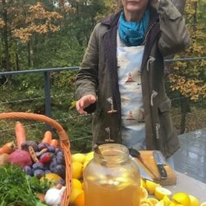 Małgorzata Pieczyńska Instagram - Nalewka imbirowa to zupełnie coś innego niż wiśniówka, nalewka z czarnego bzu albo pigwy, nie jest to też deser. To raczej mikstura rozgrzewająca na zimne wieczory. Pasuje do naparu z pomarańczy goździków imbiru, którą ugotowałam wcześniej 👍🫚❄️⛄
