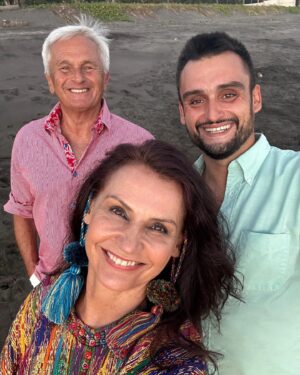Małgorzata Pieczyńska Instagram - Cuda Salvadoru i Gwatemali, oceanu, wulkanów tropikalnej roślinności to nic w porównaniu z możliwością spędzenie czasu z najbliższymi ♥️👪♥️🌴🌞🌊

#familytime #rodzinnie❤