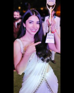 Malhaar Rathod Instagram - So this happened on Women’s day and Maha Shivratri 🥹

I am incredibly grateful to the @gifaofficial for honoring me with the Best Debut Actress Award. This recognition means the world to me, and I am truly humbled by it. Thank you @vaidyanisarg and @sanjaychhabriaofficial for giving me ‘Myra’ Thank you @randeria_siddharth @raunaqkamdar @vyomanandi @_shivamparekh for being the best coactors i could have asked for.A big hug to the amazing team behind ‘Hurry Om Hurry’ for their support.This award is as much theirs as it is mine. My amazing parents and sisters for their unwavering support and love . Thank you @aalishaa_28 for being so patient with all my auditions 🥹
So grateful for my darling @anubhavvbansall for always pushing me & guiding me 🫶🏻
Thank you all for believing in me and for making this journey unforgettable.

And last but not the least a Big Thank You to the Gujarati industry for such a warm welcome ❤️

Thank you @mamta_jadhav06 for making me look beautiful in your gorgeous saree 🥻❤️🤗

Har har Mahadev 💫