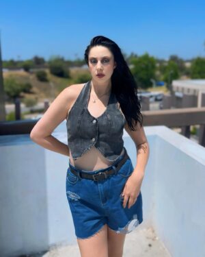 Maliah Arrayah Instagram - focus on yourself babes🫶🏼💫🥰🩷🤘🏼 yes I’m air guitaring idc 😝
.
Vest size 12, Shorts Size 12 @boohoo 
Socks @malianahinuart (I sell them on my website)
Shoes size 13 somewhere from Amazon lol
.
Updates:
- I have a Poshmark selling tall and larger clothes and shoes, and arts and accessories too😊 check link 🌲 
- I have a new book releasing early summer 🦋😇😏
- I have added songwriting to my repertoire actively working with female music artists as we speak🥰🤘🏼 hmu if you would like to collab🫶🏼
- waiting on various projects to come out so I can share but who knows tbh I just keep going 🎭🤪
- I would love to be considered for your project hmu/email mnahinu@yahoo.com or DM😇
.
Also Hot Yoga is saving my life 😭🥰