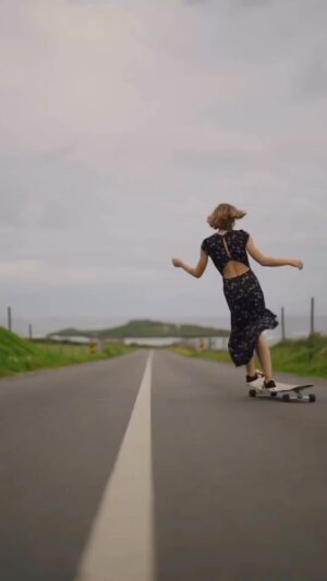 Malin Åkerman Instagram - Gliding I tot he weekend like…#saturday @valeriya_gogunskaya @cariuma @axel.massin @tonio1083 @longboardgirlscrew
