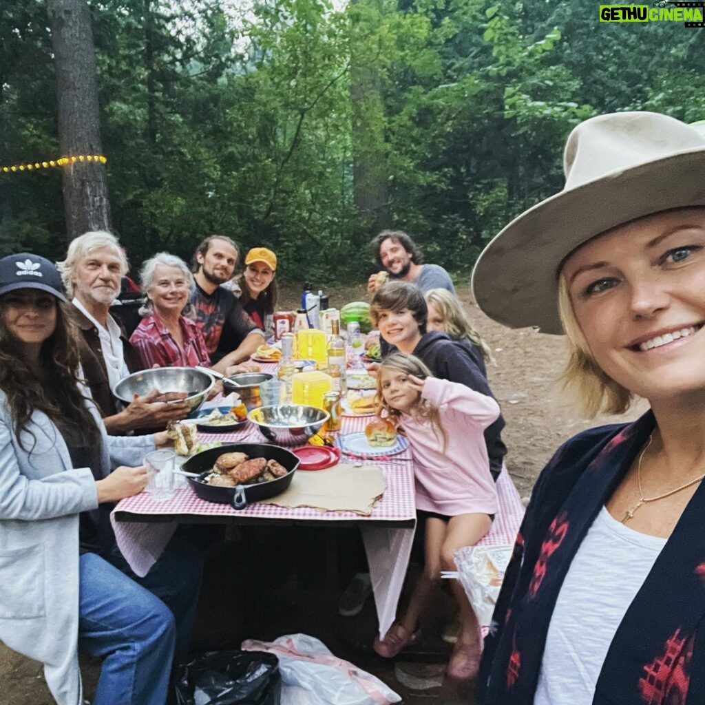 Malin Åkerman Instagram - A little Canadian summer wrap up 🇨🇦 #lakelife #nature #happyplace #friends #family @christiemann1 @tanyajeanpeterson @marcustarnoy @bubbanicholson @carolinejmurray @jennyloufischer