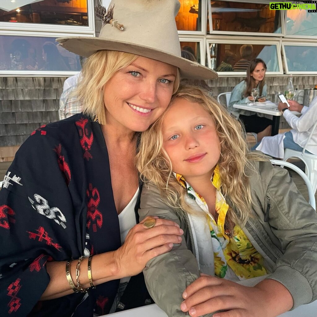 Malin Åkerman Instagram - Happy belated Mother’s Day to all you wonderful mamma’s out there 💕 It’s a lifelong obsession filled with peaks and valleys, but never a moment lacking love 💐 #mothersday
