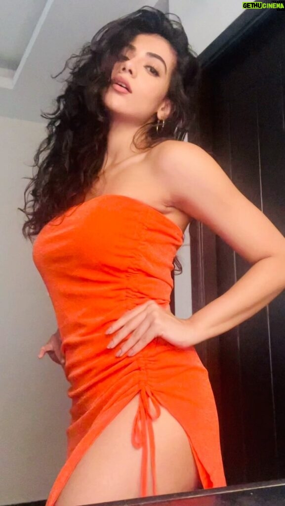 Malina Instagram - Cause I love this dress 🧡 #reels #reelsinstagram #trendingreels #trendingnow #insta #instagram #instagood #instadaily #instamood #lovethissong #lovethisfit #tamilcinema #tamilactress #kollywood #love #workinprogress