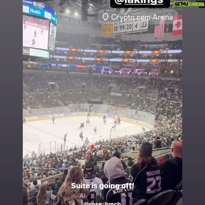 Mallory James Mahoney Instagram - Wonderful night tonight in #hockeywood @lakings OT Win with fantastic people 🖤👑🩶🏒 @ross_lynch @sterlingbeaumon @georgialeefilms Thank you for hosting us @lakings @sterlingbeaumon