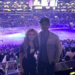 Mallory James Mahoney Instagram - Wonderful night tonight in #hockeywood @lakings OT Win with fantastic people 🖤👑🩶🏒 @ross_lynch @sterlingbeaumon @georgialeefilms Thank you for hosting us @lakings @sterlingbeaumon