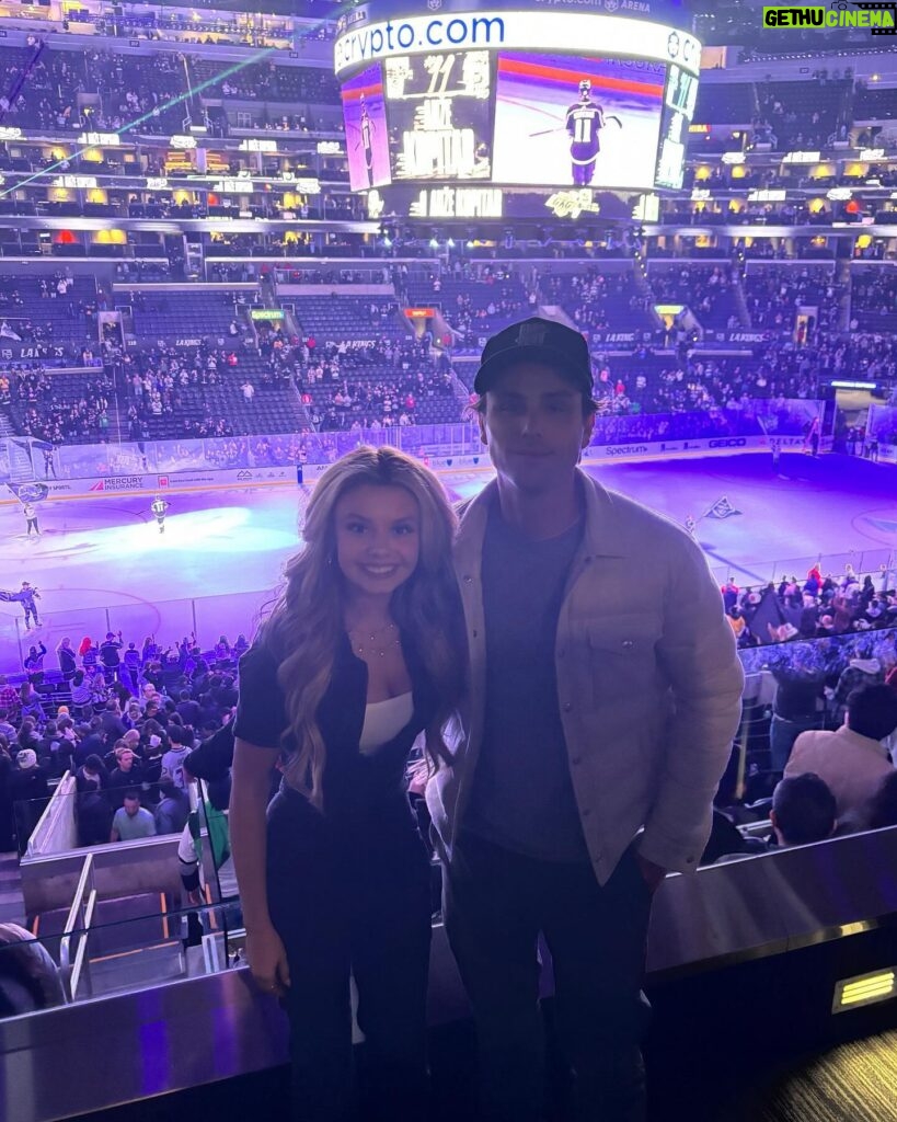 Mallory James Mahoney Instagram - Wonderful night tonight in #hockeywood @lakings OT Win with fantastic people 🖤👑🩶🏒 @ross_lynch @sterlingbeaumon @georgialeefilms Thank you for hosting us @lakings @sterlingbeaumon