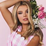 Mallory James Mahoney Instagram - Reminder: Don’t Forget to Stop and Smell the Roses!💐 💄: @dollsociety_ 📸: @mylittleumbrella #dallasgirl #blond