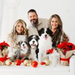 Mallory James Mahoney Instagram - Merry Christmas Love The Mahoney Family! Mallory, Dad (Mike), Mom (Natalie), Lord Stanley, PK, & Hattie 🎄✝️🎅🏼