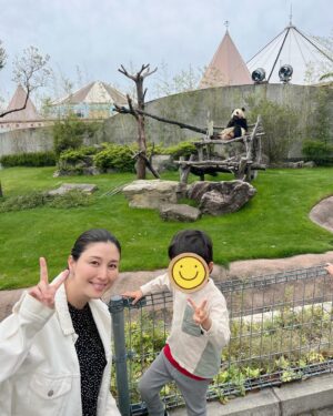 Manami Hashimoto Instagram - 先日、パンダ好きの息子のために、和歌山アドベンチャーワールドに行ってきました✈️
この日は晴れて外にもパンダが出ていたので、色んなパンダさん見放題🐼竹をバリバリ逞しく食べていました😋イルカショーも感動🥰
南紀白浜は他は、崎の湯、とれとれ市場などに寄りましたが美味しいお店などおすすめある方がいらっしゃったら教えてください☺️
