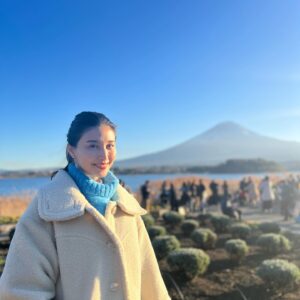 Manami Hashimoto Instagram - このあと、6時30分♨から　#テレビ東京
　大久保川村の #温泉タオル集め旅

✨🗻富士見の絶景露天めぐり🗻✨

富士山がとっても綺麗で絶景露天風呂ばかりでした！果たしてタオルは集められたのか！？
ご覧ください😊

衣装

コート @wilfully_official
ボレロ j1u-by-labelleetude
ワンピ @emmi.jp
ピアス @sesari_accessory
イヤーカフ @mimi33_official
ローファー @daniella_and_gemma