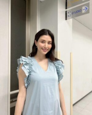 Manami Hashimoto Instagram - 今夜10時から　#TBS 系列　#初耳学　朝ドラまんぷく でもご一緒させていただいた長谷川博己さんに迫ります😊是非ご覧ください💓

ワンピ @_sov.official_
イヤーカフ @duedonne.jeweiry
リング @agu_official_ @higashiyamapr
リング @showkey2021
サンダル @alm.official