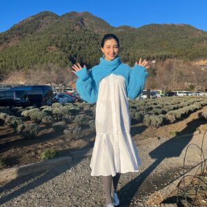 Manami Hashimoto Instagram - このあと、6時30分♨から　#テレビ東京
　大久保川村の #温泉タオル集め旅

✨🗻富士見の絶景露天めぐり🗻✨

富士山がとっても綺麗で絶景露天風呂ばかりでした！果たしてタオルは集められたのか！？
ご覧ください😊

衣装

コート @wilfully_official
ボレロ j1u-by-labelleetude
ワンピ @emmi.jp
ピアス @sesari_accessory
イヤーカフ @mimi33_official
ローファー @daniella_and_gemma