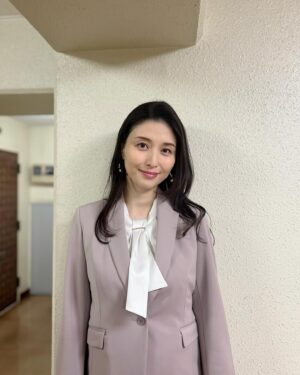 Manami Hashimoto Instagram - スーツ姿でロケをしてきました🥰🥰
衣装のスーツ
ベージュジャケット、スカート
@comme_ca_official

ベージュスーツの時のブラウス
@12twelveagenda

グレージャケット、スカート、ブラウス
@comme_ca_official
