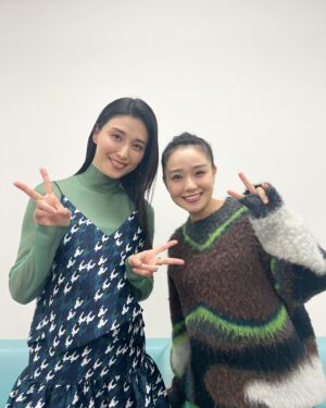 Manami Hashimoto Instagram - 新年早々、地震や事故のニュースに心痛めていました。亡くなられた方々のご冥福をお祈りします。まだまだ油断できない状況だと思いますが被害がさらに拡大しないこと、そして皆様のご無事を祈っています😣

今夜19時からフジテレビ　#ドレミファドン　🎵
ドラマ春になったらチームで参戦してきました。
ご覧ください！

衣装
セットアップ @un3d_official
シアニット @martinique_official
イヤーカフ @mimi33_official
リング @yoaa.official @higasiyamapr
リング @vendomeaoyama_official
シューズ @alm._official