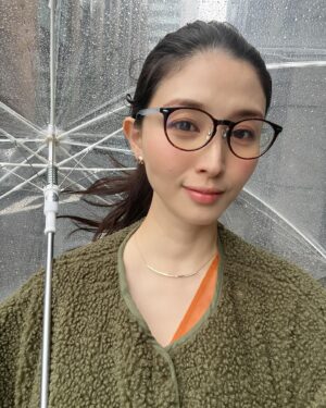 Manami Hashimoto Instagram - 雨と風の中、仕事からへ。
髪の毛が元々天然パーマなので雨の日は絶対におろせない😅
結んでも顔周りのうねりがすごいです🤣
長靴は最近ゲットした　@aiglejapan