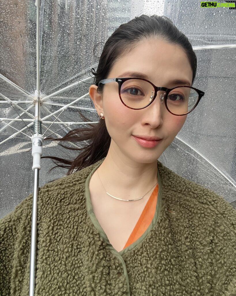 Manami Hashimoto Instagram - 雨と風の中、仕事からへ。 髪の毛が元々天然パーマなので雨の日は絶対におろせない😅 結んでも顔周りのうねりがすごいです🤣 長靴は最近ゲットした　@aiglejapan