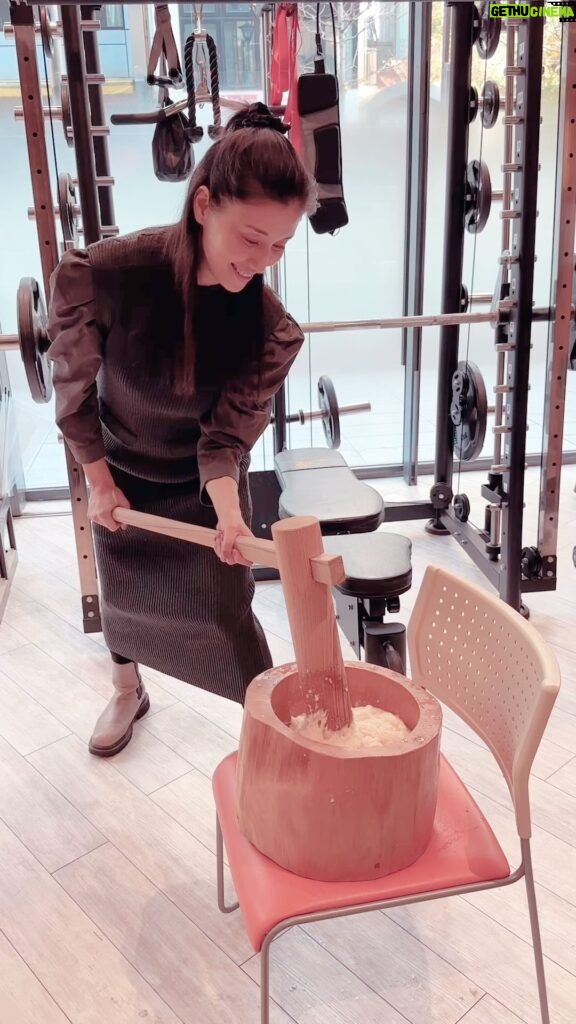 Manami Hashimoto Instagram - 大晦日は友人たちと餅つき😊 早く食べたくて餅はもちもちではなくて、米粒が残った餅米でした🤣でも楽しかったし美味しかったぁ！ 今年も皆様ありがとうございました💓来年もいい一年になりますように！良いお年をお迎えください🎵