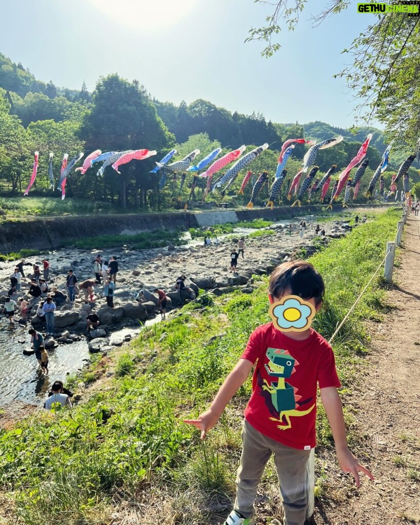 Manami Hashimoto Instagram - こどもの日🎏 地元山形でお目当てのイベントがあったので行ってきました😊 山形市のメイン通り七日町の道路が働く車でいっぱいになるイベント🚗 消防車に乗ったり、かき氷食べたり、息子が好きなサカイ引越センターのトラックに乗れたりとっても満喫できました。 鯉のぼりがたくさん泳いでいる河原にもいけて充実したこどもの日になりました💓 #山形　#七日町　#はたらく車大集合　#こどもの日　#鯉のぼり　#扇屋　#肉そば　#肉中華