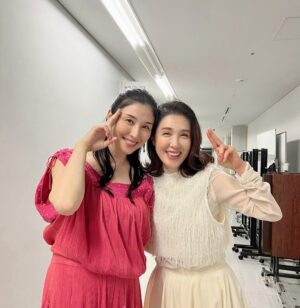 Manami Hashimoto Instagram - 皆様暖かいコメントありがとうございます🥹💕

先日までドラマでご一緒だった筒井真理子さんとバラエティ番組の収録でお会いできました🥰
私が第一子を妊娠した4年前はちょうど1回目の緊急事態宣言中。友達にも会えない😢気軽に外にも出れない😢世界中の人々がいつもと違う大変な生活を過ごしていました。
4年経ってコロナようやく落ち着き、こうやってお仕事できて、外でご飯も食べられて友達にも会えて😊当たり前の日常がとても幸せに思います。またいつもの日常に戻ってきてほんとによかった！