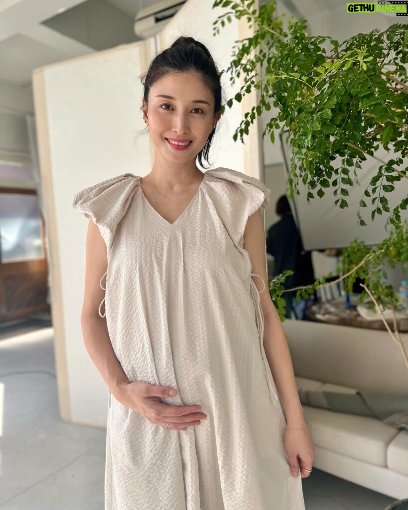 Manami Hashimoto Instagram - いつも応援して頂き有難うございます😊 私事ではございますが この度第二子を妊娠いたしました🤰 既に安定期には入っており初夏頃に産まれてくる予定です。 第一子の時よりも胎動を激しく感じながら愛おしい毎日です。 今年4才になる息子もお腹にちゅーしてくれたり、お気に入りのおもちゃを見せにきてくれたりと、家族一同心待ちにして元気に産まれてくることを願うばかりです。 今後とも暖かく見守っていただけたら幸いです。 体調面を考慮しながらお仕事は続けていくつもりですのでどうぞ宜しくお願い致します😊