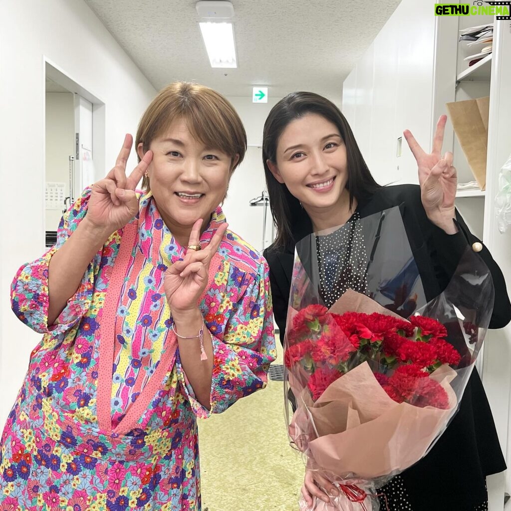 Manami Hashimoto Instagram - 昨日のバラいろダンディにて😊邦子さんが妊娠のお祝いにと花束を持ってきてくれました🥹お優しい🥹 #バラだん　#山田邦子　さん