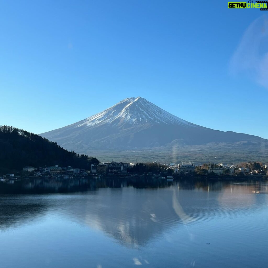 Manami Hashimoto Instagram - このあと、6時30分♨から　#テレビ東京 　大久保川村の #温泉タオル集め旅 ✨🗻富士見の絶景露天めぐり🗻✨ 富士山がとっても綺麗で絶景露天風呂ばかりでした！果たしてタオルは集められたのか！？ ご覧ください😊 衣装 コート @wilfully_official ボレロ j1u-by-labelleetude ワンピ @emmi.jp ピアス @sesari_accessory イヤーカフ @mimi33_official ローファー @daniella_and_gemma