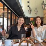 Manami Hashimoto Instagram - 先日の朝活🥰 短い時間だったけどいろんなお話できた💓 お店にもたくさんお客さんいらっしゃって、東京のおしゃれな人たちは早朝から朝活してるのね☺️ 写真はタイマーで撮ったんだけど、中越典子さんが間に合わなくて何度も再撮🤣2枚目は左に手が映り込んでます。笑 #婚活1000本ノック #ドラマ