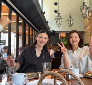 Manami Hashimoto Instagram - 先日の朝活🥰
短い時間だったけどいろんなお話できた💓
お店にもたくさんお客さんいらっしゃって、東京のおしゃれな人たちは早朝から朝活してるのね☺️
写真はタイマーで撮ったんだけど、中越典子さんが間に合わなくて何度も再撮🤣2枚目は左に手が映り込んでます。笑

#婚活1000本ノック  #ドラマ