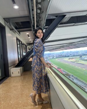 Manami Hashimoto Instagram - みんなの競馬生放送🏇
東京新聞杯は出遅れの影響だったのかマスクトディーヴァが馬群に埋もれてしまった😨残念でした😢
でも競馬はいつもドキドキ💓楽しかったわん🐕
夜はお友達と極上のお肉を食べにいきました💓
#フジテレビ　#競馬　

ワンピース
@troisiemechaco

イヤリング
@grossejapan

靴
@dianashoespress