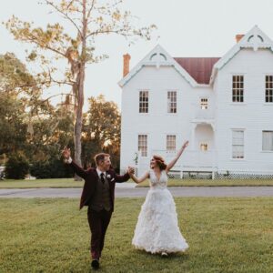 Mandalynn Carlson Instagram - That’s my husband!!!! 😍 married life is amazing 🤩 
.
📷: the amazingly wonderfully talented @rosesandreeds