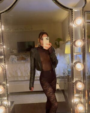 Mandy Jiroux Instagram - Happy New Year! 🥳✨ Feeling so good & excited about this year! 🥰 Here’s to peace, love, magic & beauty in 2024 ✌🏻♥️🪄😍