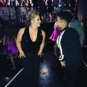 Mandy Moore Instagram - Who’s ready for @dwtsjuniors tonight? Here’s a little peak into how @jordan_fisher and I get ready for the show...obviously, a dance party is always the answer 😊  AND huge shoutout to the people who make me look and feel awesome:  Wardrobe: @rhondaspiesstylist and @mikeystyles  Makeup: @marylinmakeup