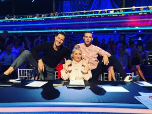 Mandy Moore Instagram - Excited to hang with these two again tonight! @dwtsjuniors is back and this time the kids are in charge...thank goodness, cause their ideas are WAY better than the adults 🤩