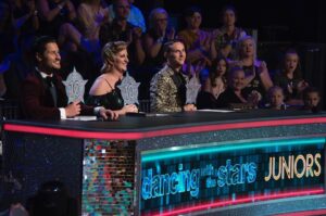 Mandy Moore Instagram - Its Finale time on @dwtsjuniors  What an incredible season this has been! So proud of all the dancers and excited they will all be back tonight for show full of Holiday fun!!! It all starts soon! 💃
