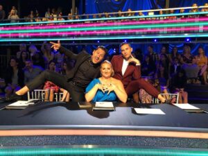 Mandy Moore Instagram - Feeling like an ultimate #Girlboss next to these two hotties! Are you watching @dwtsjuniors tonight? We’re excited!!!