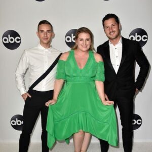 Mandy Moore Instagram - About last night...so fun hanging with theses two kats! #ThreePaddleTeers #powerthrupple @iamvalc @adaripp -
Styled by @mikeystyles & @rhondaspiesstylist
Dress @thurleyofficial
Shoes @sam_edelman
Jewelry @melindamaria_jewelry

Glam by @nikkilawson_makeup