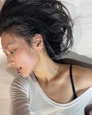 Mandy Tam Man-Huen Instagram - I’m not sweating 
I’m just glistening🥸🤘🏻

#✨✨✨